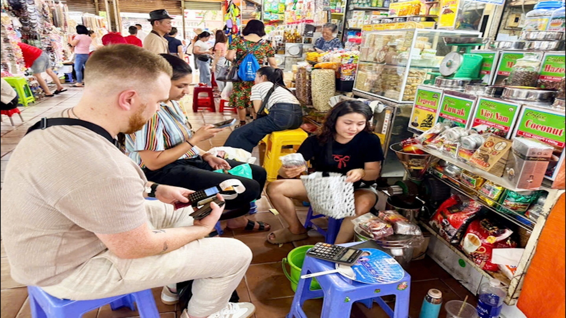 Nhiều tiểu thương chợ Bến Thành (TP. Hồ Chí Minh) vẫn lúng túng khi áp dụng hóa đơn điện tử trong bán hàng. cho-ben-thanh-9057.jpg