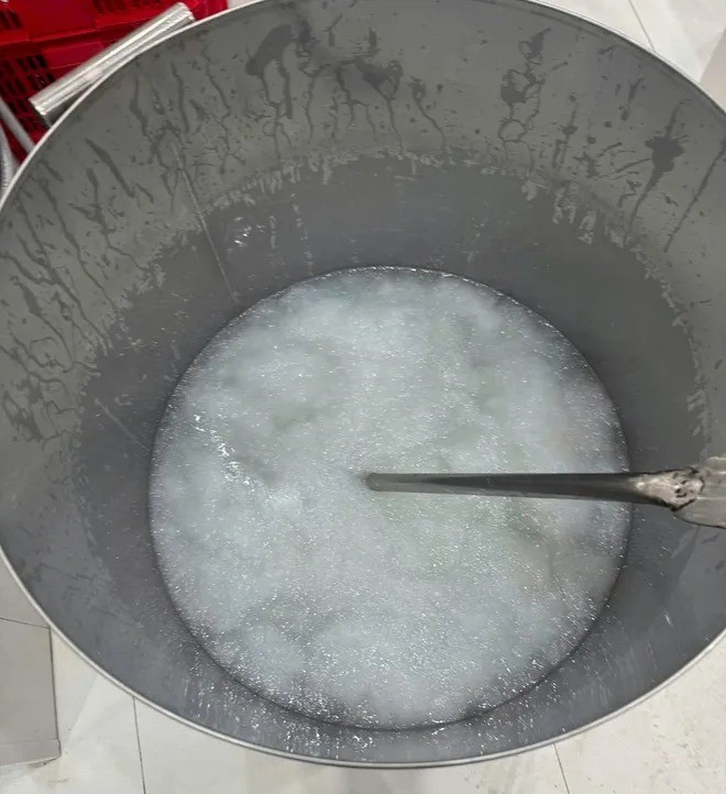 Bên trong xưởng sản xuất yến chưng giả. yen-gia-3.jpg