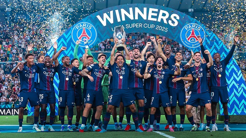 Các cầu thủ PSG ăn mừng Siêu cúp châu Âu 2025. sieu-cup.jpg