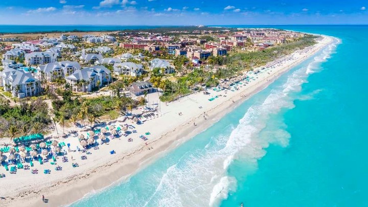 ឧបទ្វីប Varadero មានឆ្នេរស្អាតបំផុតនៅប្រទេសគុយបា។ Bán đảo Varadero sở hữu những bãi biển xinh đẹp nhất đất nước Cuba.