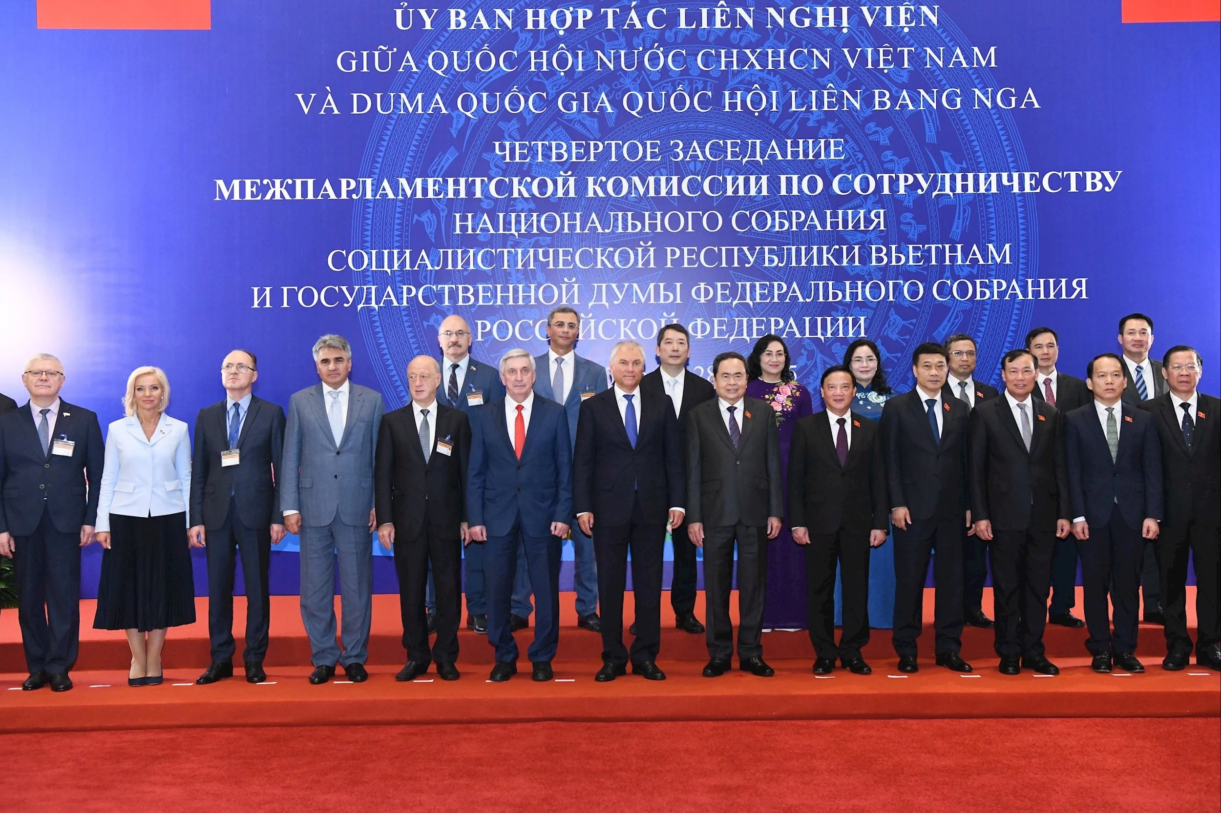 Chủ tịch Quốc hội Trần Thanh Mẫn và Chủ tịch Duma Quốc gia Quốc hội Liên bang Nga Vyacheslav Volodin và các đại biểu tham dự Phiên họp chụp ảnh lưu niệm.