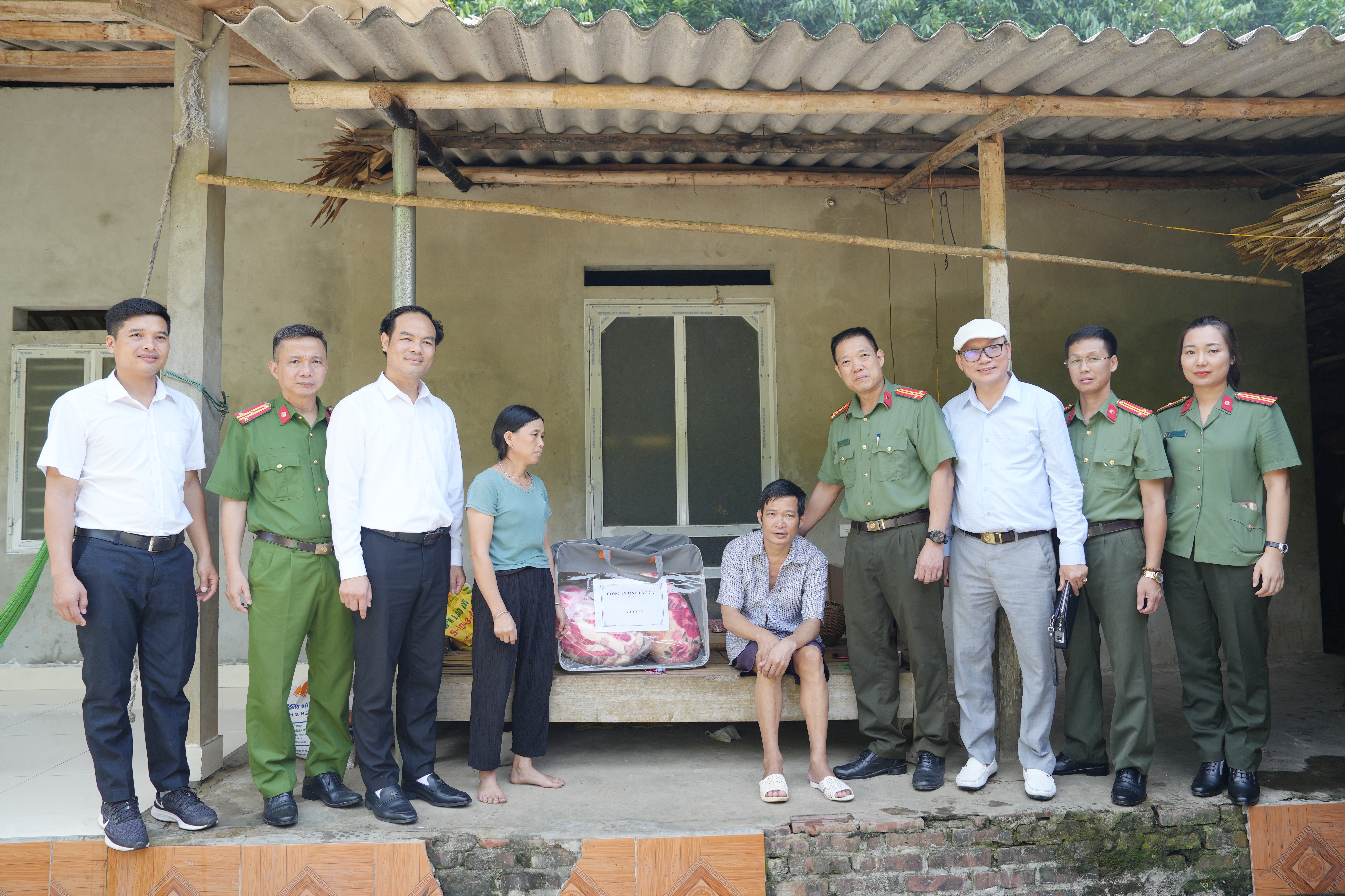 Đoàn công tác tặng quà cho gia đình chị Đặng Thị Quý (xã Bảo Hà). anh-4.jpg