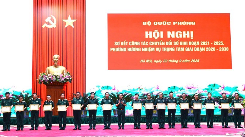 Khen thưởng các đơn vị, cá nhân có thành tích xuất sắc trong thực hiện nhiệm vụ chuyển đổi số giai đoạn 2021 - 2025. qp-1.jpg