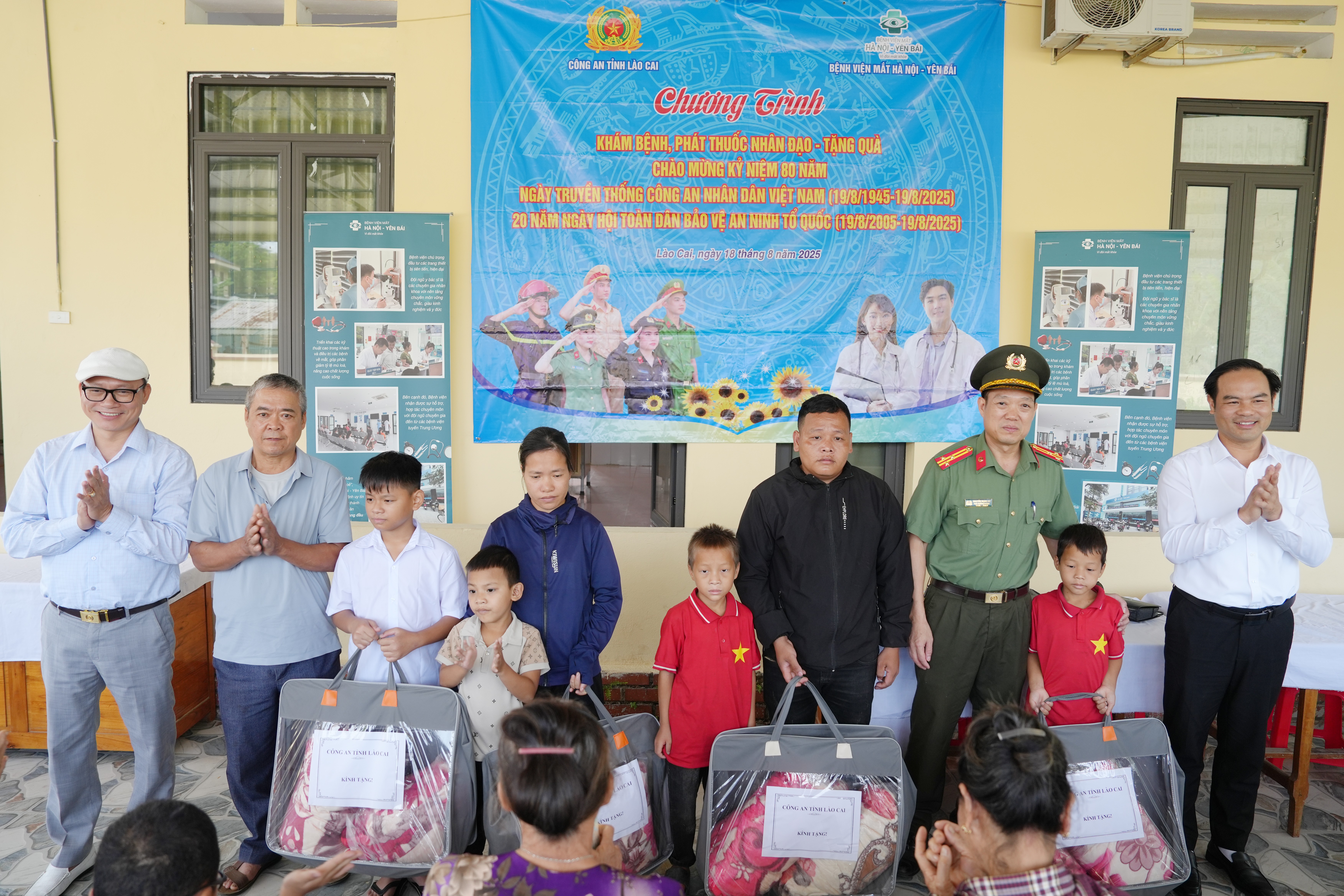 Đoàn công tác tặng quà các hộ gia đình có hoàn cảnh khó khăn. anh-3.jpg