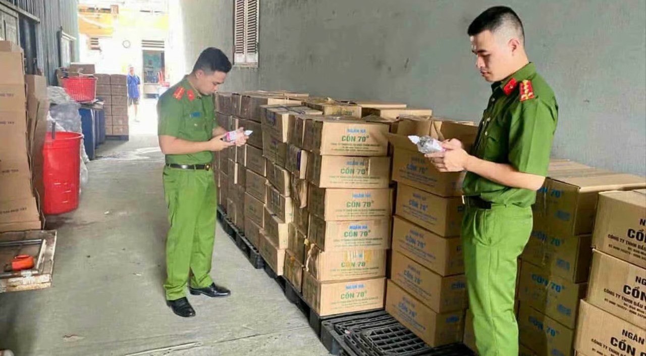 Phòng Cảnh sát Điều tra tội phạm về tham nhũng, kinh tế, buôn lậu và môi trường (Công an tỉnh Hà Tĩnh) vừa triệt phá đường dây sản xuất, buôn bán cồn y tế giả, kém chất lượng quy mô lớn. 15-7-con-y-te-gia-4156.jpg