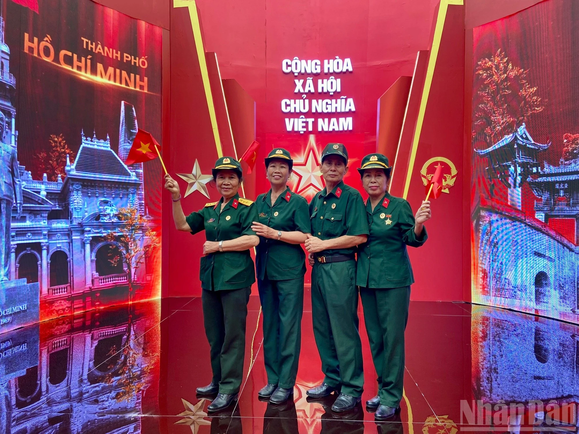 Bà Nguyễn Thị Thanh Đoan cùng đồng đội check-in tại Triển lãm "95 năm Cờ Đảng soi đường".