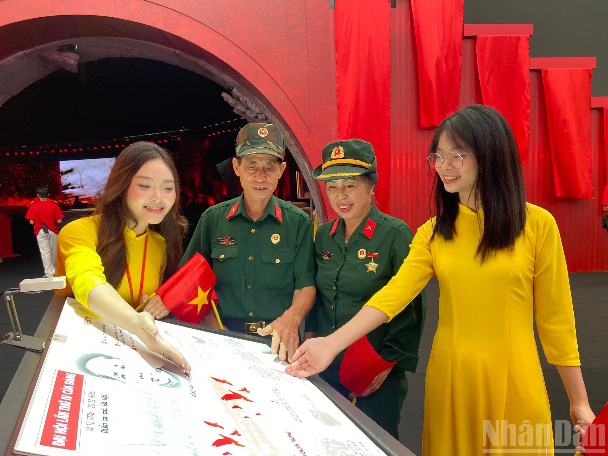 Vợ chồng bà Nguyễn Thị Thanh Đoan và ông Đào Duy Cát bày tỏ sự thích thú về cuốn sách tương tác.