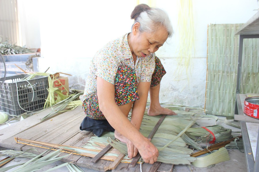 Bà Đặng Thị Hiền (70 tuổi) - một trong 20 hộ dân còn giữ nghề tại làng. Bà Đặng Thị Hiền (70 tuổi) - một trong 20 hộ dân còn giữ nghề tại làng.