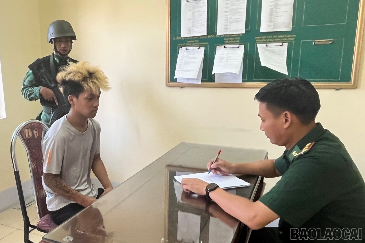 Lưu Tường trình bày sự việc với cán bộ Đồn Biên phòng Cửa khẩu quốc tế Lào Cai. baolaocai-br_luu-tuong.jpg