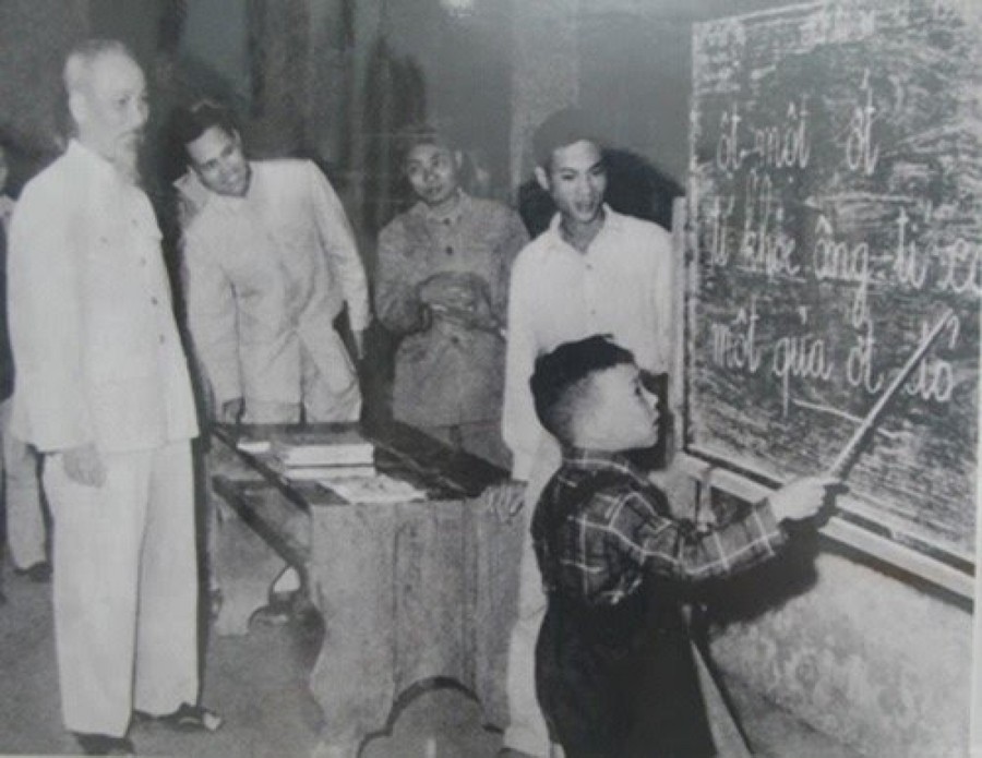 Chủ tịch Hồ Chí Minh thăm một lớp học của phong trào Bình dân học vụ. 2.jpg