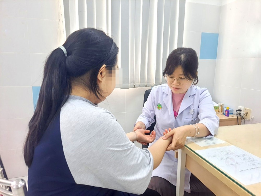 Examen de niños con sobrepeso y obesidad en el Hospital Infantil 2. Thăm khám trẻ thừa cân, béo phì tại Bệnh viện Nhi Đồng 2.