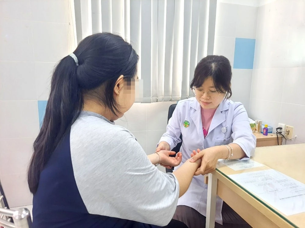 Thăm khám trẻ thừa cân, béo phì tại Bệnh viện Nhi Đồng 2.