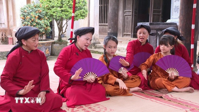Các nghệ nhân Xoan cùng các mầm Xoan thực hiện biểu diễn các tiết mục Hát Xoan phục vụ đông đảo người dân và du khách tham gia. Các nghệ nhân Xoan cùng các mầm Xoan thực hiện biểu diễn các tiết mục Hát Xoan phục vụ đông đảo người dân và du khách tham gia.