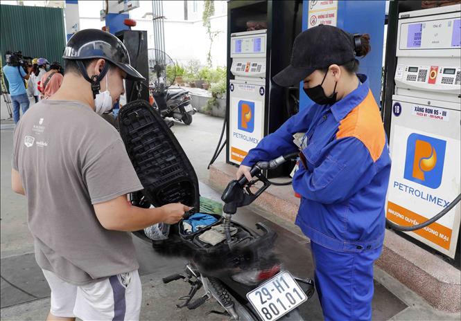Mua bán xăng dầu tại một điểm kinh doanh trên địa bàn Hà Nội gia-xang.jpg