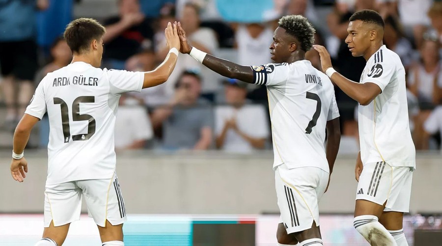 Kylian Mbappe (phải) mừng bàn cùng Vinicius và Arda Guler trong trận thắng đại diện Áo. Kylian Mbappe (phải) mừng bàn cùng Vinicius và Arda Guler trong trận thắng đại diện Áo.