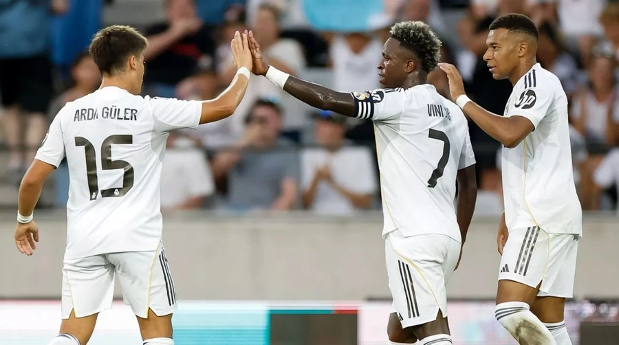 Kylian Mbappe (phải) mừng bàn cùng Vinicius và Arda Guler trong trận thắng đại diện Áo.