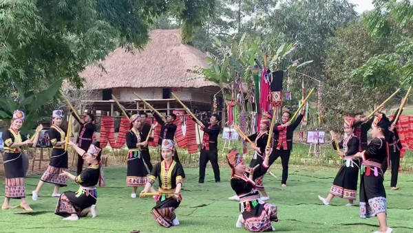 Các hoạt động có sự tham gia trực tiếp của các chủ thể văn hoá là đồng bào các dân tộc. lang-van-hoa.jpg