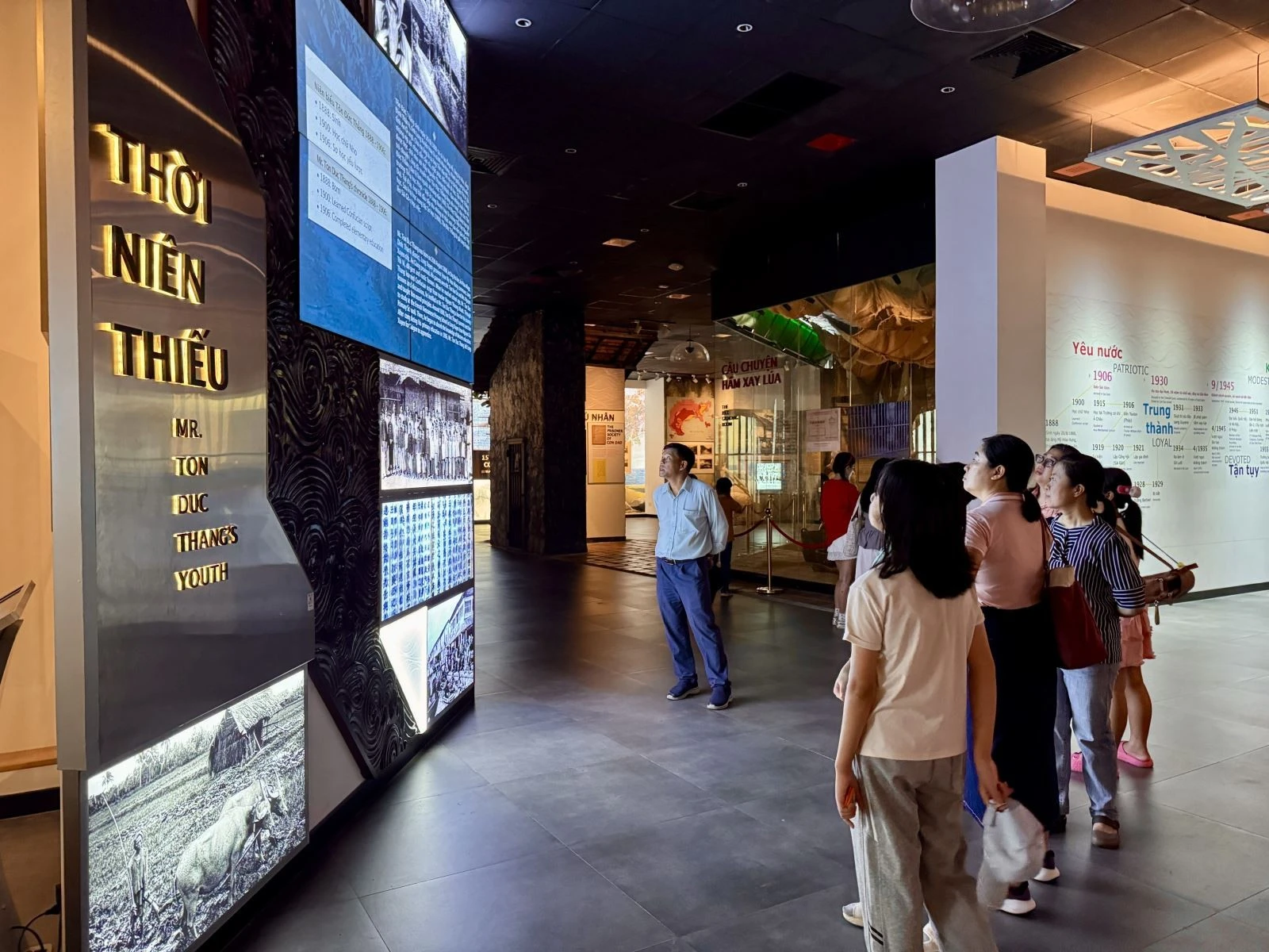 Du khách tìm hiểu về cuộc đời và sự nghiệp Bác Tôn tại Bảo tàng Tôn Đức Thắng.