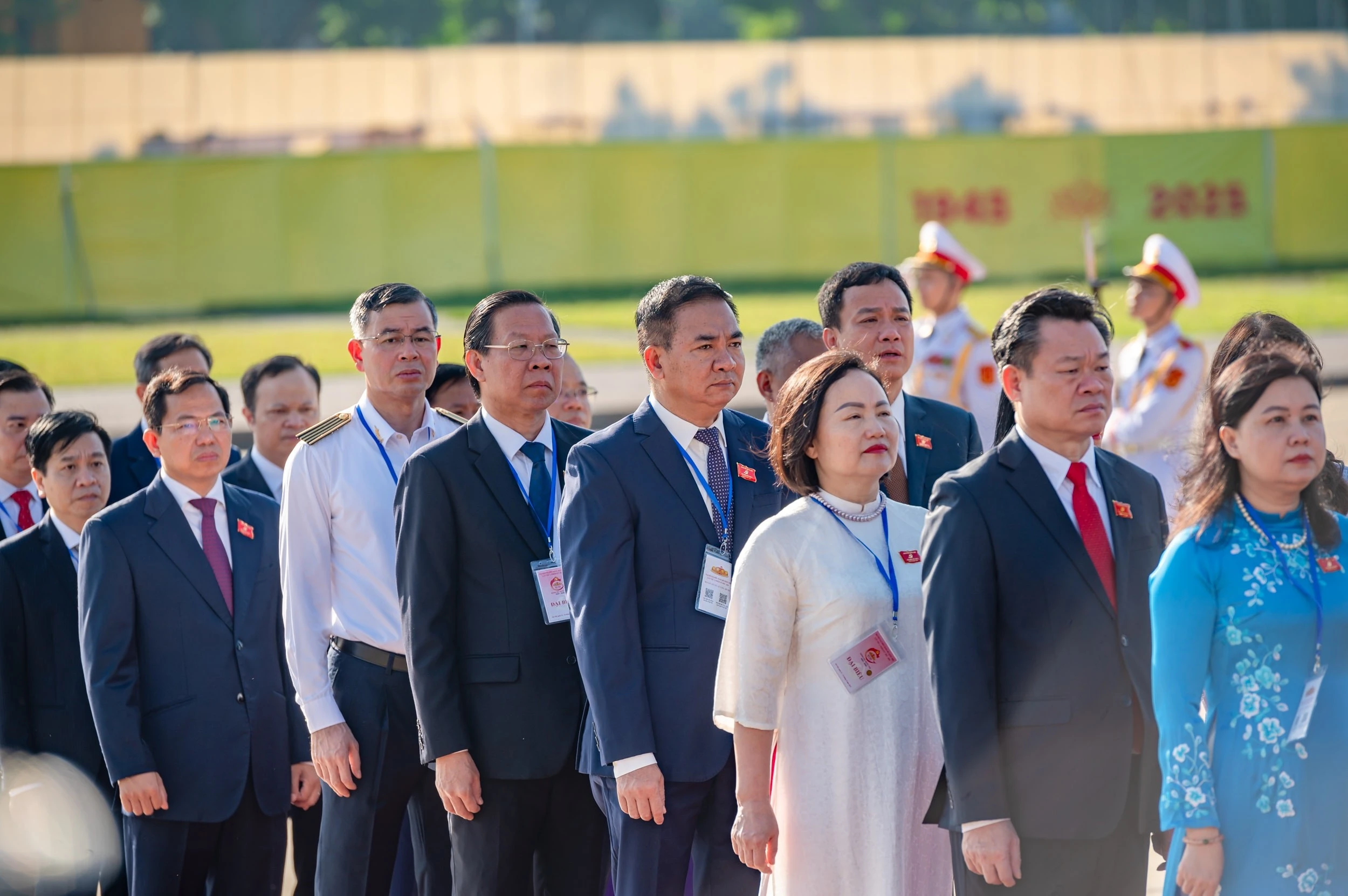 Các đại biểu dự Đại hội Đảng bộ Quốc hội vào Lăng viếng Chủ tịch Hồ Chí Minh.