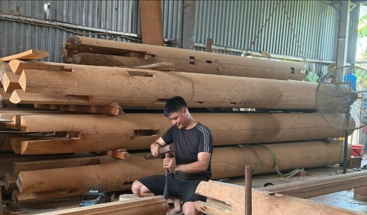 السيد نجوين هوو هيو في ورشة النجارة الخاصة بعائلته. nghe-moc-2-2032.jpg