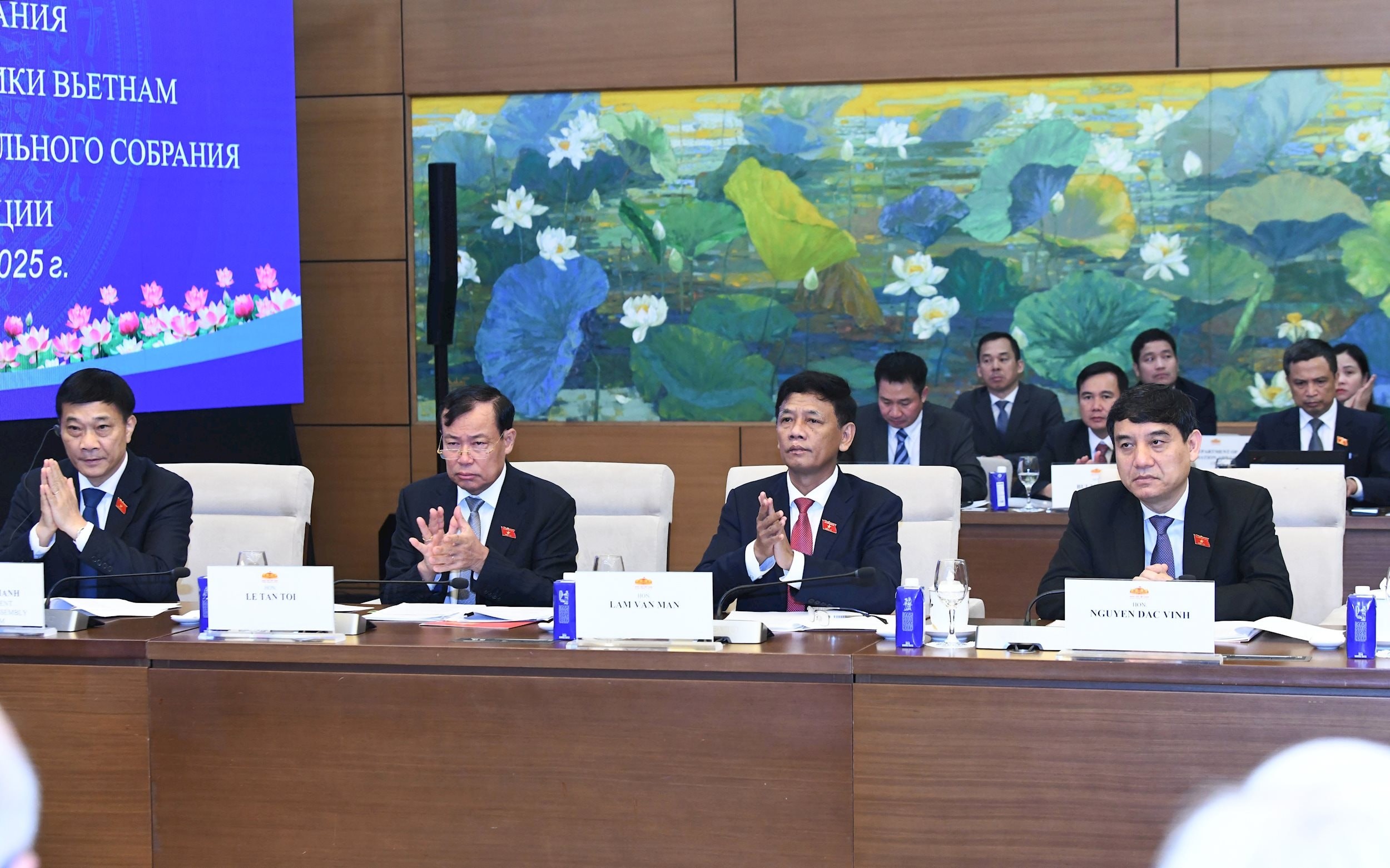 Đoàn đại biểu Việt Nam tham dự Phiên họp. Đoàn đại biểu Việt Nam tham dự Phiên họp.