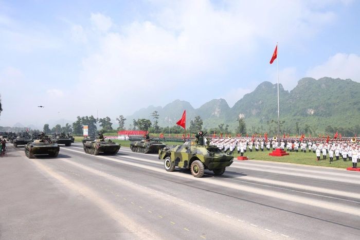 Sau màn diễu binh của các khối đi là khối xe quân sự trên đường hành tiến. Sau màn diễu binh của các khối đi là khối xe quân sự trên đường hành tiến.