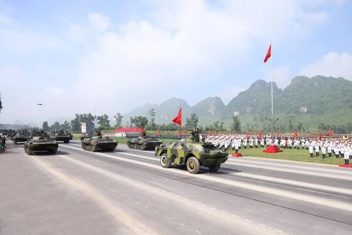Sau màn diễu binh của các khối đi là khối xe quân sự trên đường hành tiến.