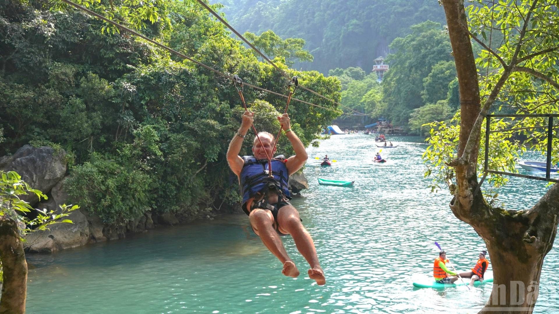 Khách nước ngoài đu zipline trên sông Chày đến cửa hang Tối. Khách nước ngoài đu zipline trên sông Chày đến cửa hang Tối.