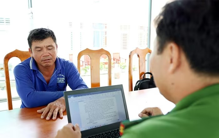 Trần Hữu Cường đến Công an xã Châu Phong đầu thú. bay-chuot-1.jpg