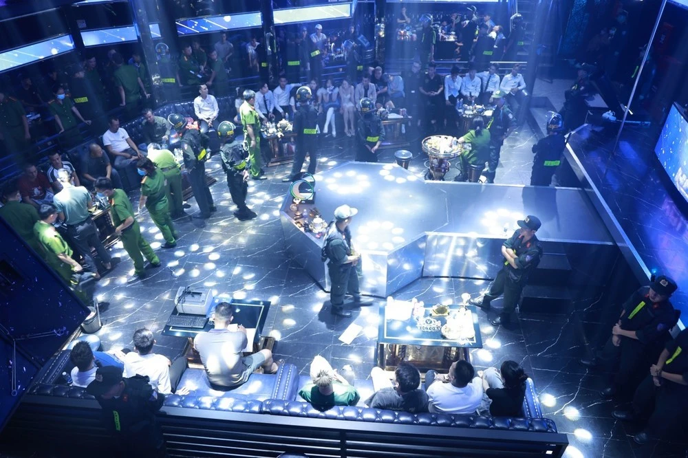 Đột kích Nhà hàng Nonstop và vũ trường Victory ở Quảng Trị, phát hiện 145 người.