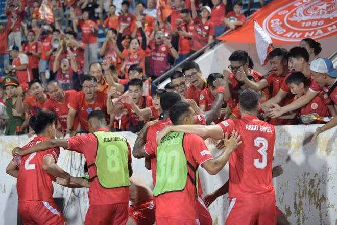 Công an Hà Nội FC lần đầu tiên giành Siêu cúp quốc gia.