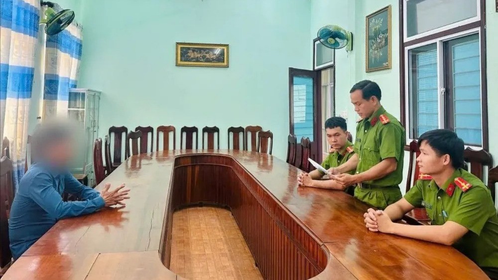 Ông D bị phạt vì lên facebook . Ảnh: CA xuc-pham-959.jpg