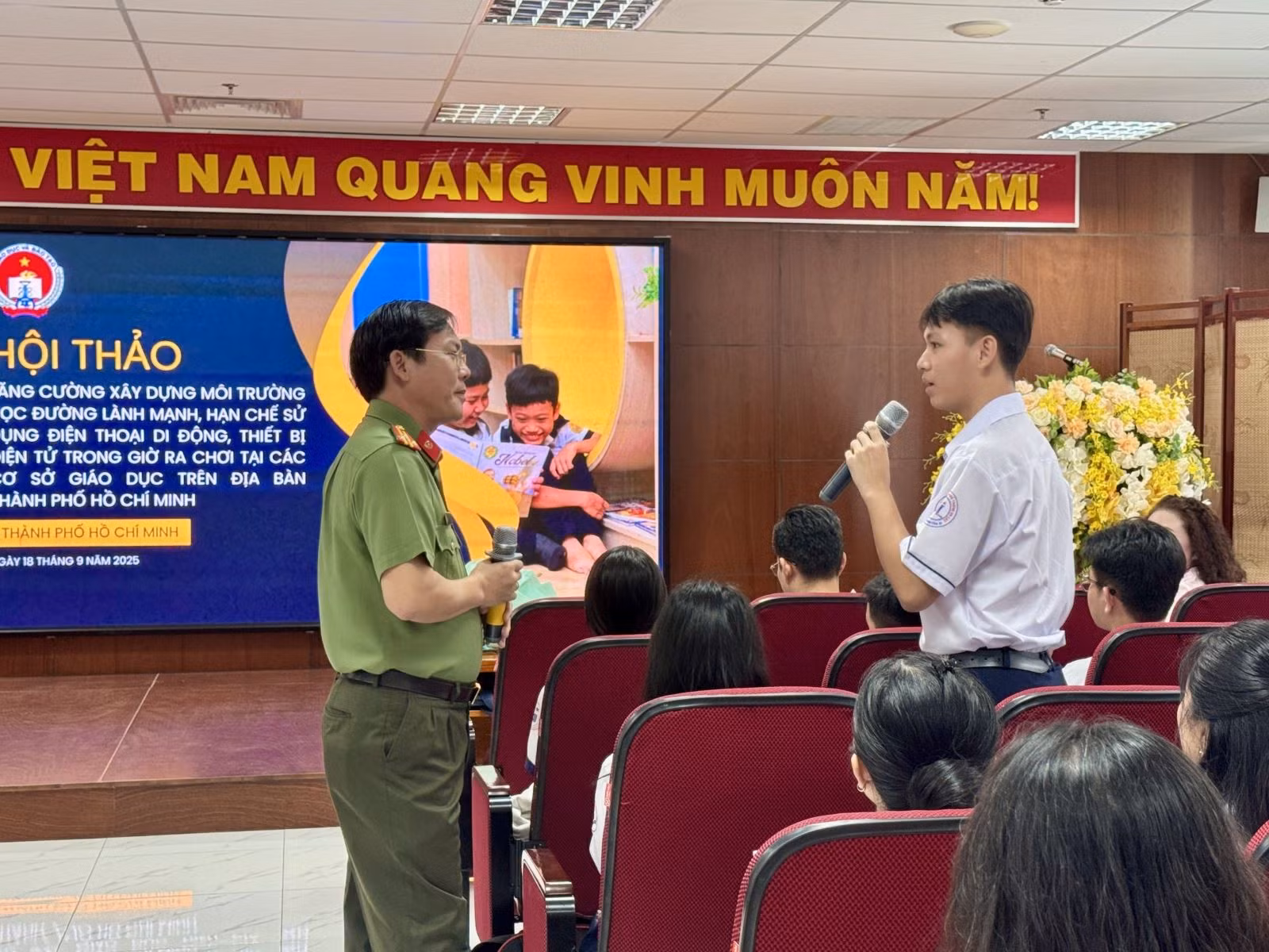Thượng tá Trần Văn Đông, Phó Trưởng phòng An ninh chính trị nội bộ, Công an TP Hồ Chí Minh trao đổi với các em học sinh về các nguy cơ khi truy cập internet.