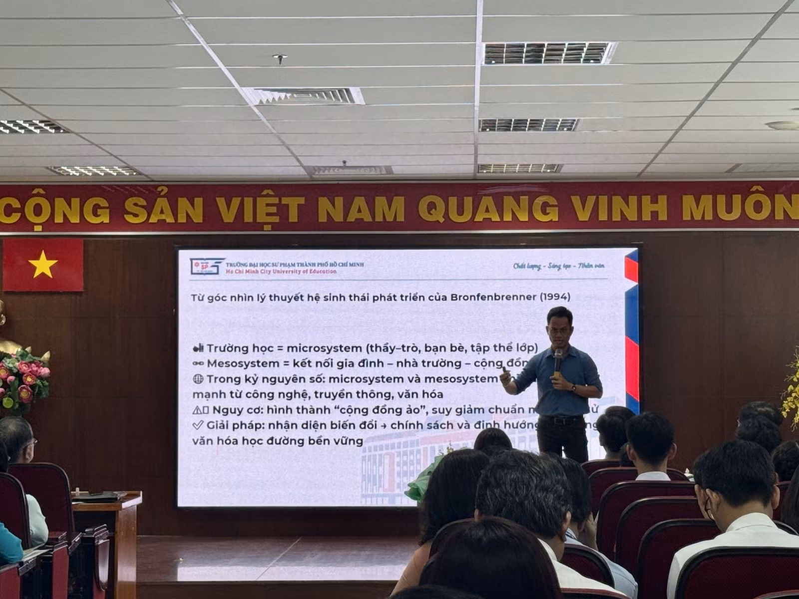 Tiến sĩ Bùi Hồng Quân, giảng viên Khoa Tâm lý, Trường ĐH Sư phạm TP Hồ Chí Minh phân tích các tác hại của việc sử dụng điện thoại quá nhiều.