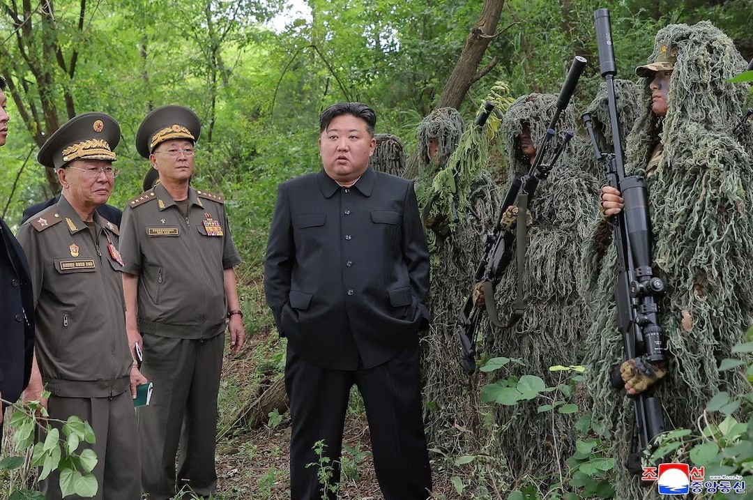 Nhà lãnh đạo Triều Tiên thị sát trường đào tạo xạ thủ bắn tỉa. kim.jpg