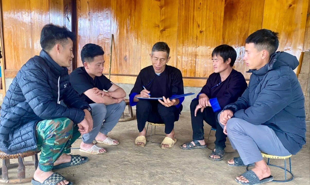 Già làng, trưởng bản giữ vai trò quan trọng trong việc đưa pháp luật đến gần đồng bào. z6971443027290-65bfba5da9709858103205f04797df11.jpg