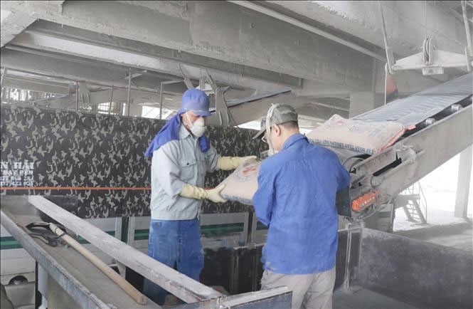Sản xuất xi măng tại Công ty cổ phần xi măng La Hiên - VVMI. xi-mang.jpg