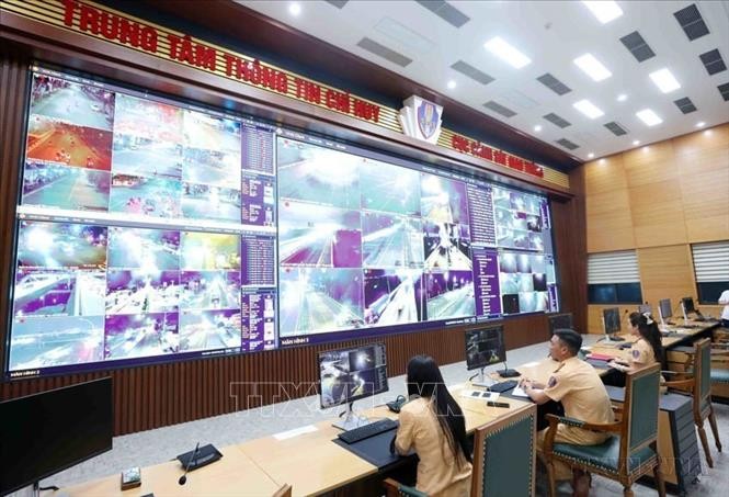 Cán bộ, chiến sĩ CSGT giám sát giao thông 24/24 bằng camera AI tại trung tâm thông tin chỉ huy thuộc Cục Cảnh sát giao thông, Bộ Công an. Cán bộ, chiến sĩ CSGT giám sát giao thông 24/24 bằng camera AI tại trung tâm thông tin chỉ huy thuộc Cục Cảnh sát giao thông, Bộ Công an.