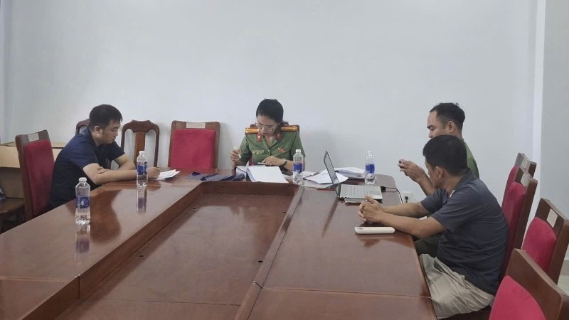 Hai đối tượng tại cơ quan Công an. dn-xu-phat.jpg