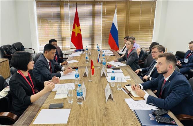 Buổi làm việc giữa đoàn Đại học Ngoại ngữ Đà Nẵng và Đại học Liên bang Viễn Đông. nga-040925.jpg