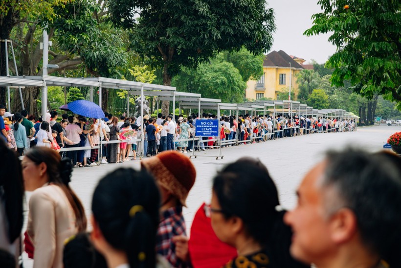 Du khách xếp hàng dài vào Lăng viếng Bác. ha-noi-1.jpg