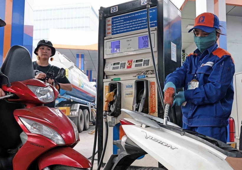 Khách hàng mua bán xăng, dầu tại một điểm kinh doanh xăng dầu của Petrolimex trên địa bàn Hà Nội. xang.jpg