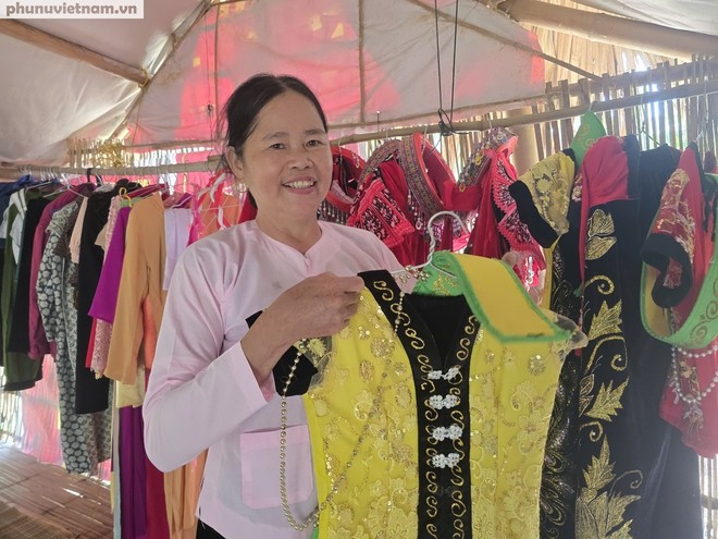 អ្នកស្រី អ៊ុក ក៏បានបើកសេវាកម្មជួលសំលៀកបំពាក់ផងដែរ។ Bà Úc còn mở dịch vụ cho thuê trang phục.