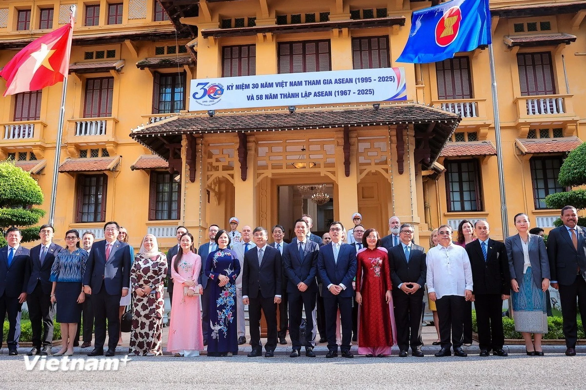 Lễ thượng cờ ASEAN tại trụ sở Bộ Ngoại giao Việt Nam.