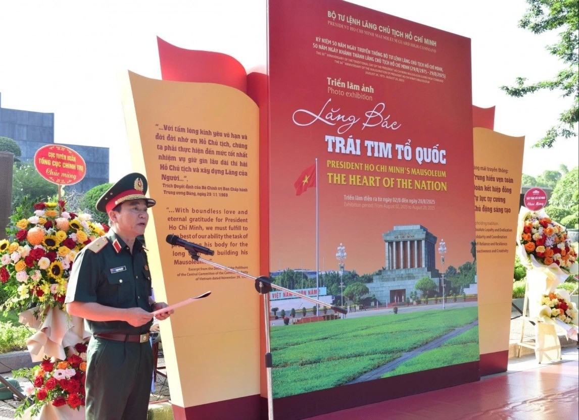 Thiếu tướng Phạm Văn Hiếu, Bí thư Đảng uỷ Đoàn 969, Chính uỷ Bộ Tư lệnh Lăng Chủ tịch Hồ Chí Minh phát biểu khai mạc triển lãm ảnh. trien-lam-anh-1-7479.jpg