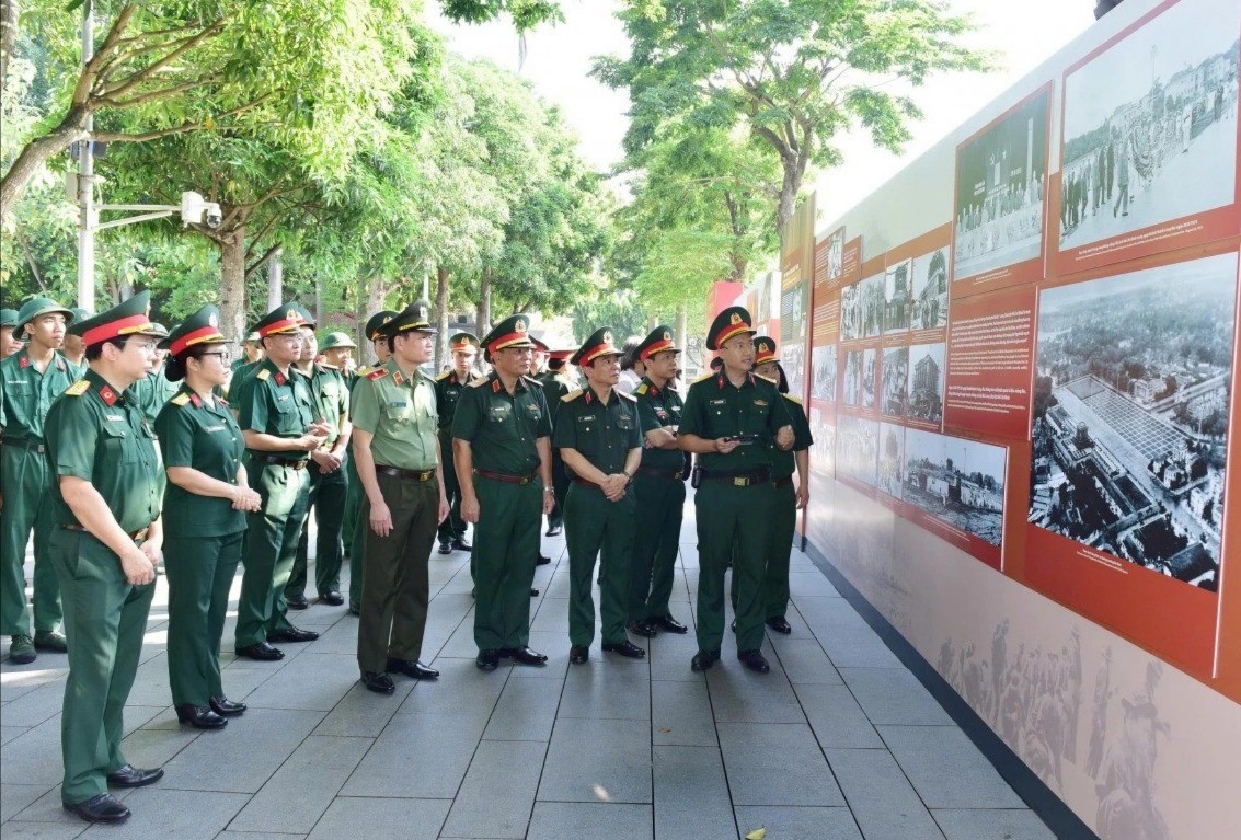 Các đại biểu nghe thuyết minh về triển lãm. trien-lam-anh-3-1764.jpg