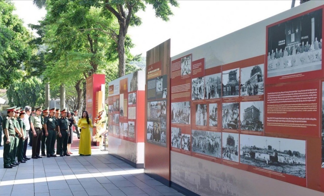 Các đại biểu nghe thuyết minh về triển lãm. trien-lam-anh-4-78.jpg