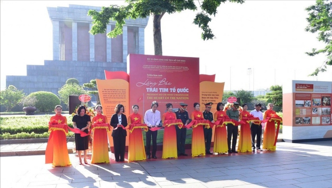 Các đại biểu cắt băng khai mạc triển lãm ảnh. trien-lam-anh-2-823.jpg