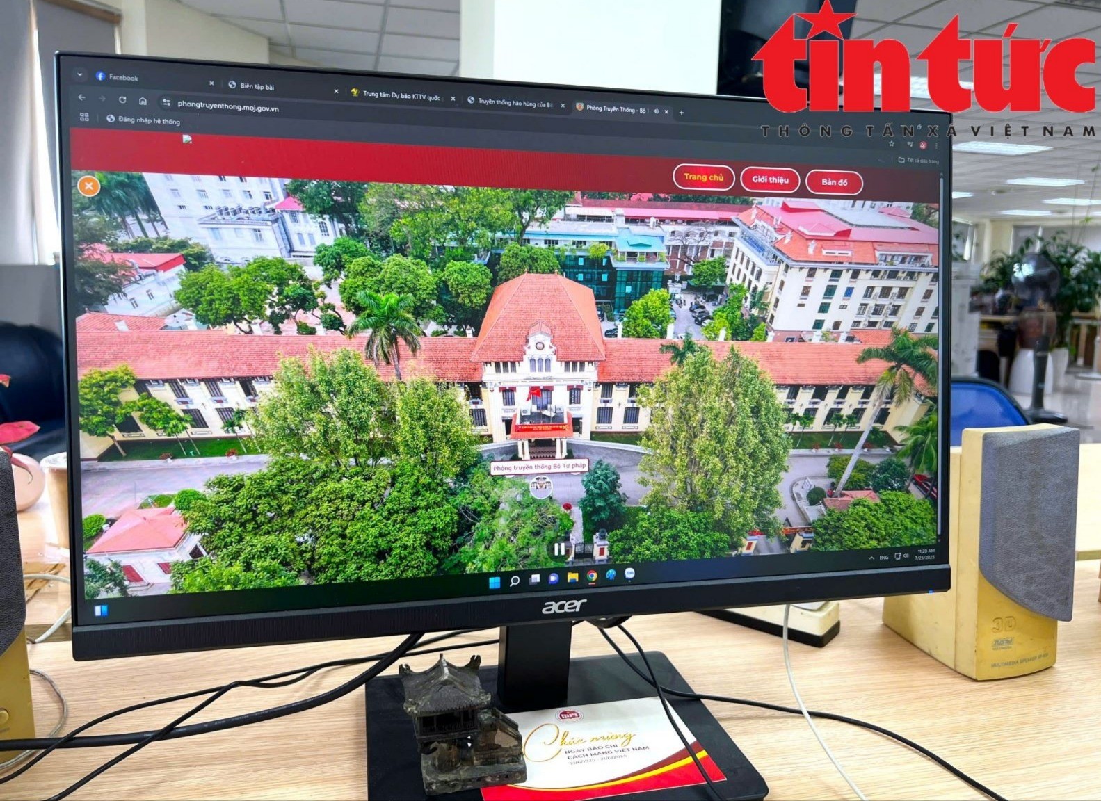 Công nghệ thực tế ảo mang đến trải nghiệm chân thực cho người tham quan Phòng truyền thống số của Bộ Tư pháp. thuc-te-ao-3-6715.jpg