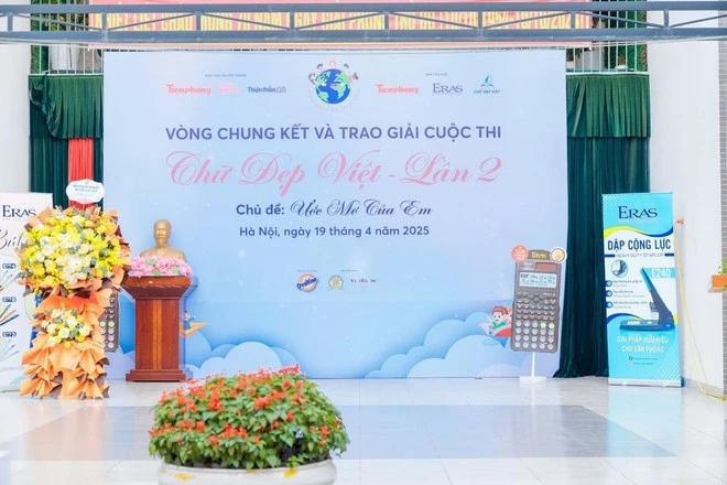 Một trường tiểu học tổ chức cuộc thi viết chữ đẹp cho học sinh.